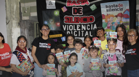 Mujer convierte su hogar en centro de concientización contra la violencia digital